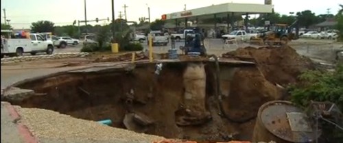 bal-fortyfoot-wide-sinkhole-opens-in-granbury-texas-20150511